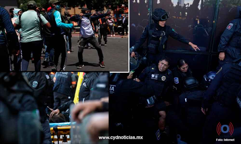 Activistas y familiares de los 43 de Ayotzinapa hieren a policías en protesta