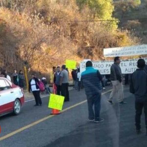 Bloquean carretera Huajuapan-Oaxaca para exigir recursos a presidenta de Dinicuiti recursos para obra potable
