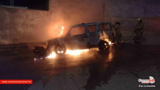 Caos en Cuauhtémoc; hombres armados se llevan a dos personas, incendian casas y vehículos