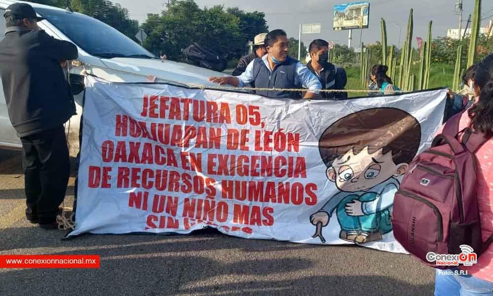Maestros de educación indígena de Oaxaca bloquearon crucero de aeropuerto