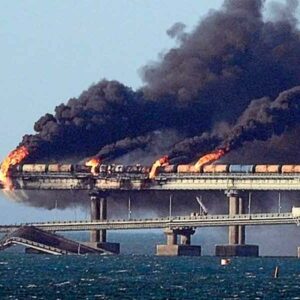 Un coche bomba estalló este sábado en el puente que une Rusia con Crimea