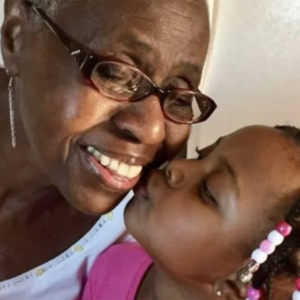 Mujer de 86 años adoptó a 189 niños en cuatro décadas y no planea detenerse