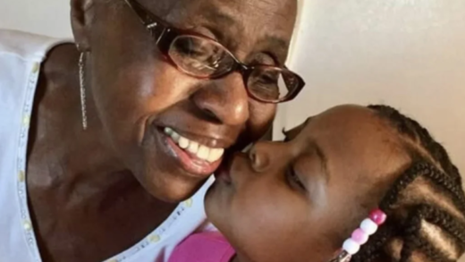 Mujer de 86 años adoptó a 189 niños en cuatro décadas y no planea detenerse