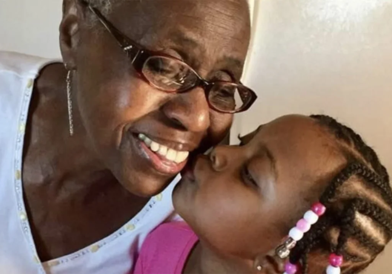 Mujer de 86 años adoptó a 189 niños en cuatro décadas y no planea detenerse