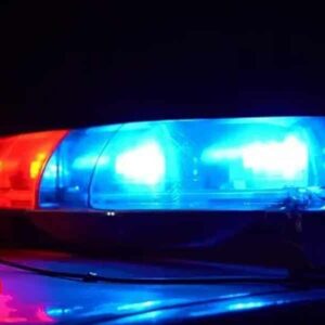 Abandonan a maestra en carretera de Huajuapan tras chocar vehículo contra un árbol