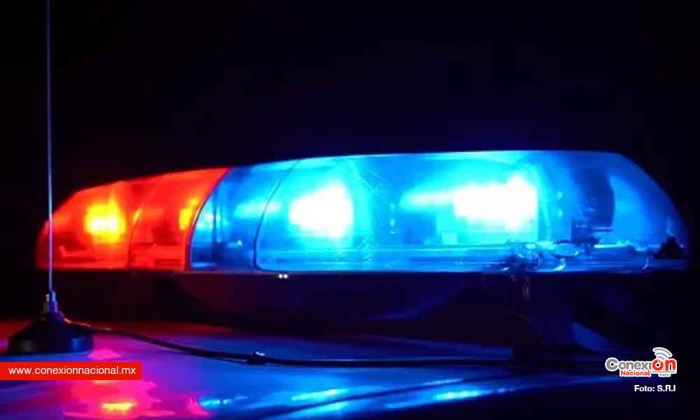 Abandonan a maestra en carretera de Huajuapan tras chocar vehículo contra un árbol