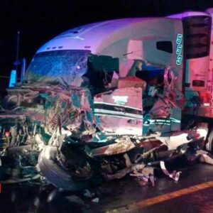Embiste trailer camioneta de turistas en Michoacán