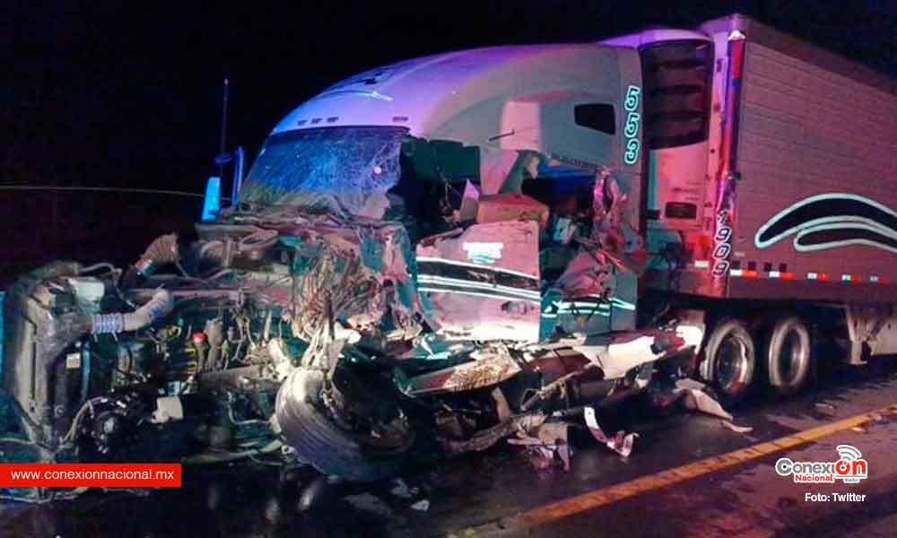 Embiste trailer camioneta de turistas en Michoacán