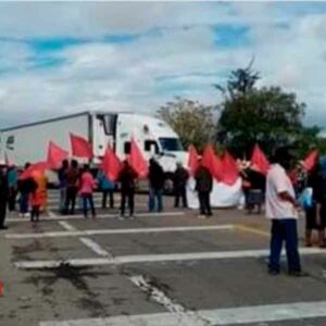 Bloqueo FPR supercarretera para exigir al Gobierno Estatal liberación de recursos para construcción de viviendas