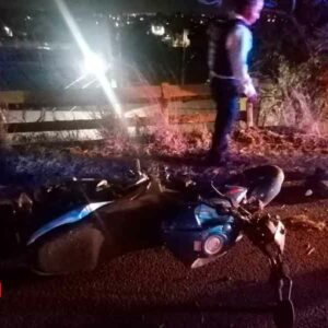 Pareja de motociclistas caen de un puente de 4 metros de altura en Michoacán