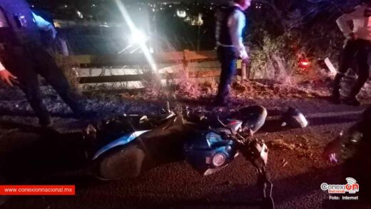 Pareja de motociclistas caen de un puente de 4 metros de altura en Michoacán