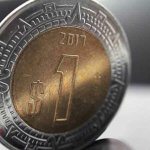 Peso se ‘aprovecha’ de dólar afectado por expectativas de la Fed