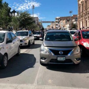 Taxistas cierran calle Aldama en Chihuahua