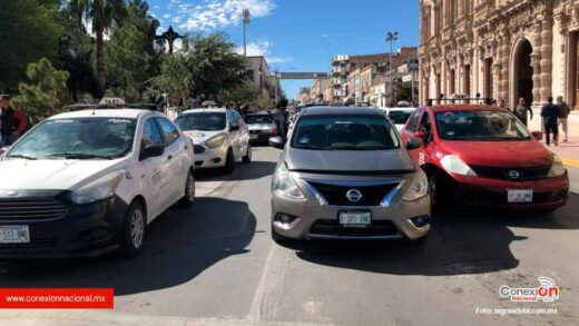Taxistas cierran calle Aldama en Chihuahua