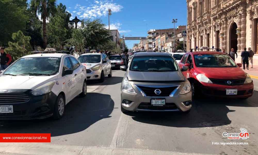 Taxistas cierran calle Aldama en Chihuahua