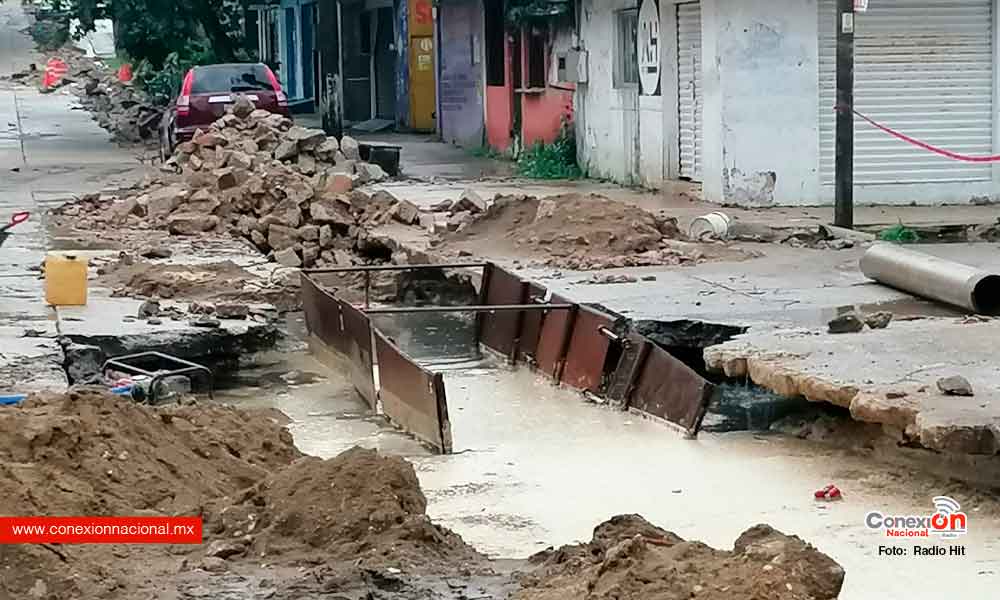 Lluvias socavaron banquetas y calles de la Avenida Vicente Guerrero en Veracruz