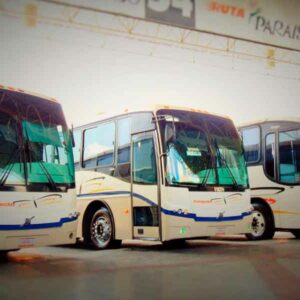 Autobús de pasajeros choca
