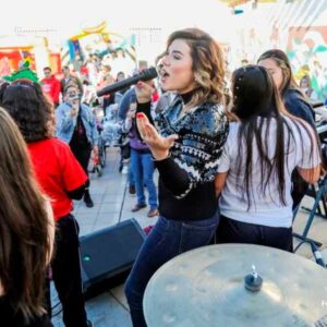 Celebra Marina del Pilar festividades decembrinas junto a niñas y niños