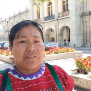 Desplazadas triquis se instalan en plantón