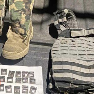 En Zitácuaro, GC y Sedena aseguran 28 envoltorios de droga y equipo táctico