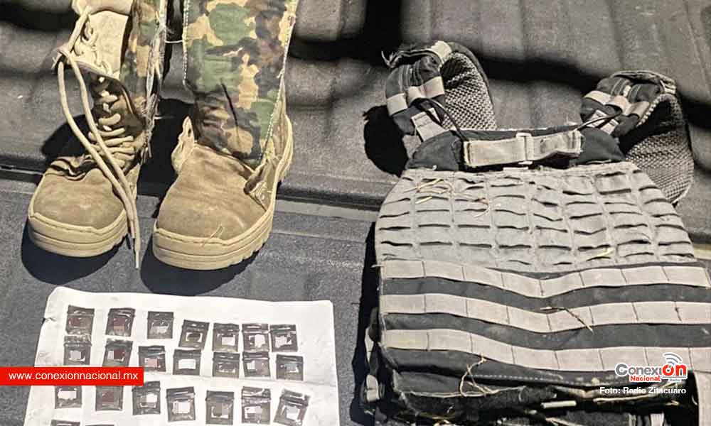 En Zitácuaro, GC y Sedena aseguran 28 envoltorios de droga y equipo táctico