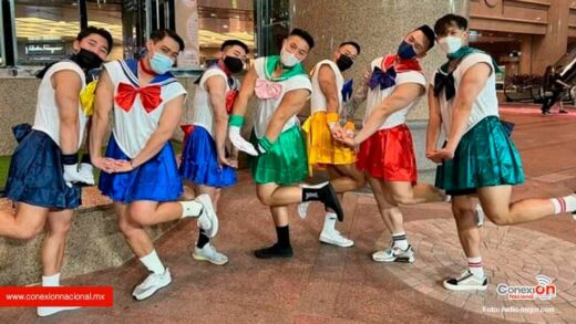 Físico culturistas disfrazados de Sailor Scouts se agarran a golpes