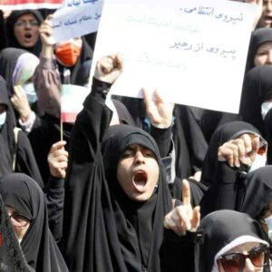 Protestas en Irán doblaron al duro régimen Islámico, suprimen la policía moral