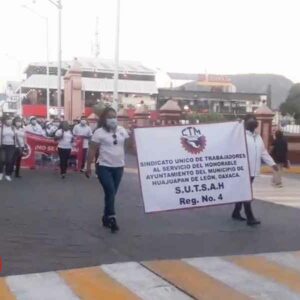 Marcha sindicato del Ayuntamiento de Huajuapan para exigir destitución de Juanita Cruz