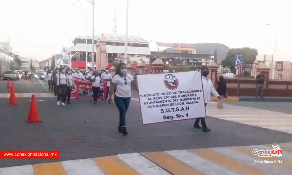 Marcha sindicato del Ayuntamiento de Huajuapan para exigir destitución de Juanita Cruz