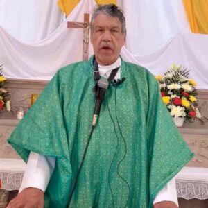 «Padre Pistolas» sigue oficiando misas pese a que fue impedido