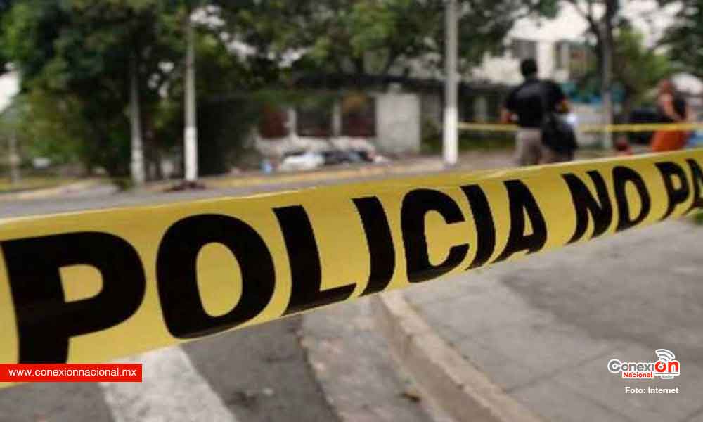 Pareja en estado de ebriedad choca contra caja de tráiler; muere una mujer y conductor sale ileso
