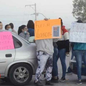 Padres de familia toman primaria en Chihuahua ante presuntos casos de abuso sexual