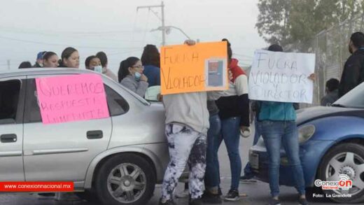 Padres de familia toman primaria en Chihuahua ante presuntos casos de abuso sexual