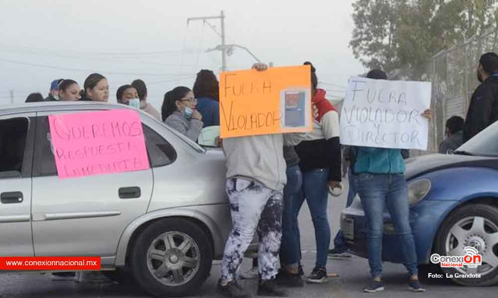 Padres de familia toman primaria en Chihuahua ante presuntos casos de abuso sexual