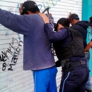 Remiten a la cárcel a sujetos por robarle pertenencias a su madre