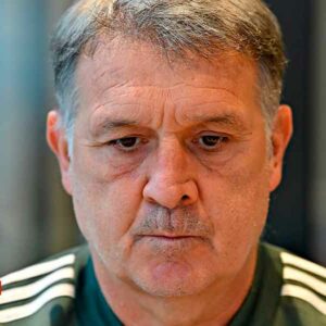 Regresa el “Tata” Martino a México en medio de reclamos de la afición