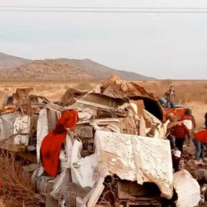 Vuelca tractocamión en carretera Jiménez-Parral y hacen rapiña