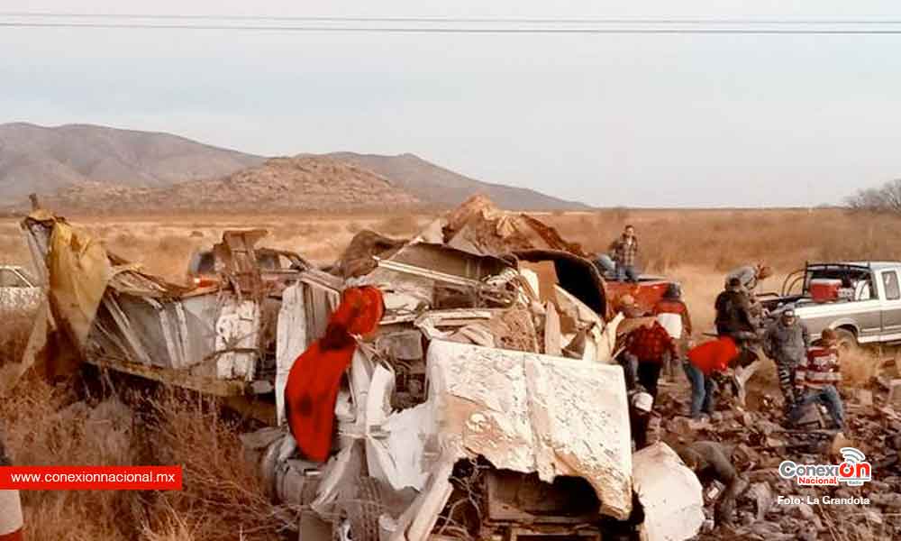 Vuelca tractocamión en carretera Jiménez-Parral y hacen rapiña