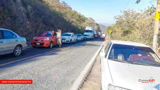 Suman 72 horas de bloqueo carretero en Teloloapan, Guerrero