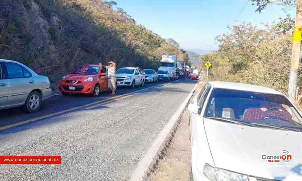 Suman 72 horas de bloqueo carretero en Teloloapan, Guerrero