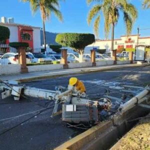 Accidente vial provoca caída de poste
