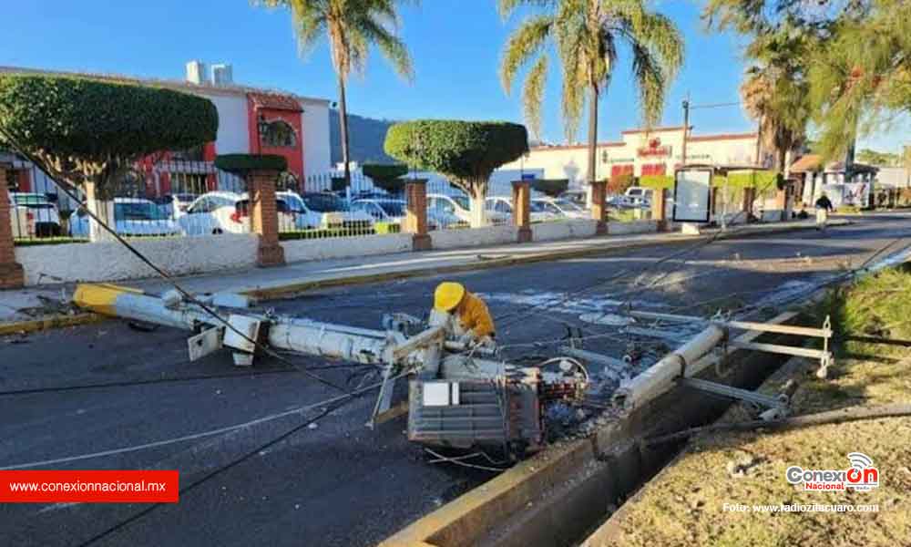 Accidente vial provoca caída de poste