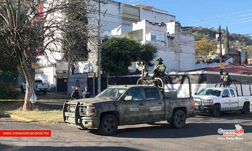 Civil lanza granada contra edificio de la CEAC Michoacán