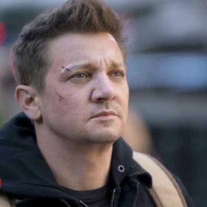 Reaparece Jeremy Renner con dramática fotografía en el hospital