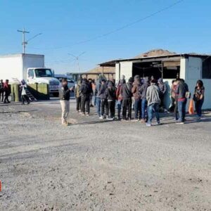 Localizan 67 migrantes en remolque en la carretera Chihuahua-Juárez, 57 eran menores