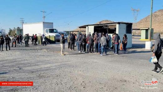 Localizan 67 migrantes en remolque en la carretera Chihuahua-Juárez, 57 eran menores