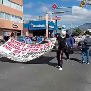 Marcharon normalistas egresados