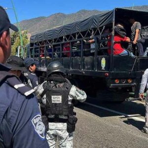 migrantes hacinados en un tráiler