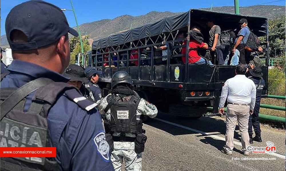 migrantes hacinados en un tráiler