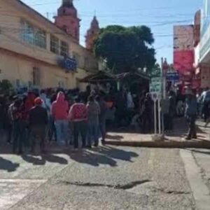 Se confrontan organizaciones por comercio ambulante en la “L”